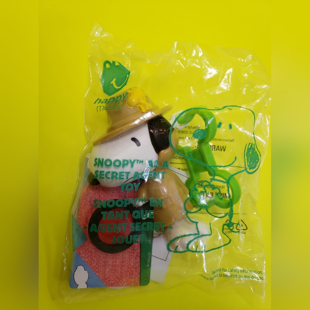 (Unopened) Snoopy As A Secret Agent Toy - 2018 - #6 In Set